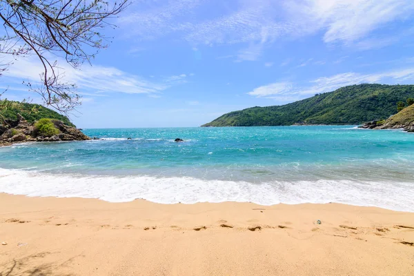 Sahilde güzel dalgalar, berrak sular, tatilde Andrea Denizi 'ndeki beyaz kumlar Phuket Tayland.