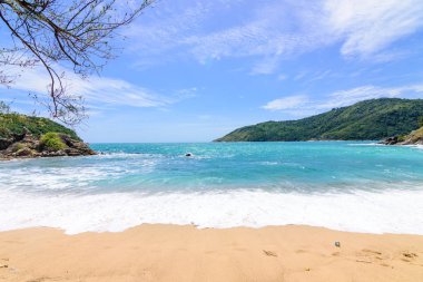 Sahilde güzel dalgalar, berrak sular, tatilde Andrea Denizi 'ndeki beyaz kumlar Phuket Tayland.
