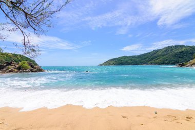 Sahilde güzel dalgalar, berrak sular, tatilde Andrea Denizi 'ndeki beyaz kumlar Phuket Tayland.