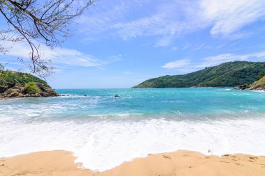 Sahilde güzel dalgalar, berrak sular, tatilde Andrea Denizi 'ndeki beyaz kumlar Phuket Tayland.