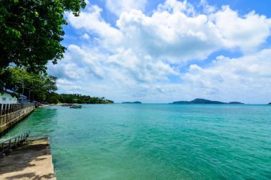 Sahilde güzel dalgalar, berrak sular, tatilde Andrea Denizi 'ndeki beyaz kumlar Phuket Tayland.