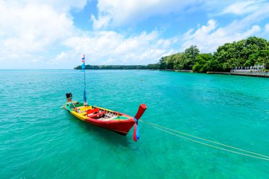 Sahilde güzel dalgalar, berrak sular, tatilde Andrea Denizi 'ndeki beyaz kumlar Phuket Tayland.