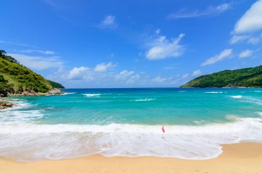 Sahilde güzel dalgalar, berrak sular, tatilde Andrea Denizi 'ndeki beyaz kumlar Phuket Tayland.