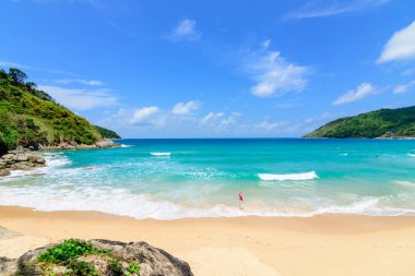Sahilde güzel dalgalar, berrak sular, tatilde Andrea Denizi 'ndeki beyaz kumlar Phuket Tayland.