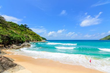 Sahilde güzel dalgalar, berrak sular, tatilde Andrea Denizi 'ndeki beyaz kumlar Phuket Tayland.