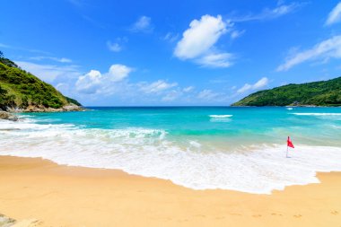 Sahilde güzel dalgalar, berrak sular, tatilde Andrea Denizi 'ndeki beyaz kumlar Phuket Tayland.