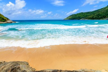 Sahilde güzel dalgalar, berrak sular, tatilde Andrea Denizi 'ndeki beyaz kumlar Phuket Tayland.