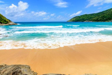 Sahilde güzel dalgalar, berrak sular, tatilde Andrea Denizi 'ndeki beyaz kumlar Phuket Tayland.