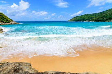 Sahilde güzel dalgalar, berrak sular, tatilde Andrea Denizi 'ndeki beyaz kumlar Phuket Tayland.