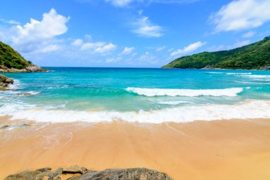 Sahilde güzel dalgalar, berrak sular, tatilde Andrea Denizi 'ndeki beyaz kumlar Phuket Tayland.
