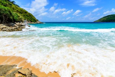 Sahilde güzel dalgalar, berrak sular, tatilde Andrea Denizi 'ndeki beyaz kumlar Phuket Tayland.