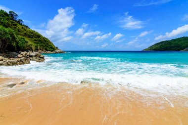 Sahilde güzel dalgalar, berrak sular, tatilde Andrea Denizi 'ndeki beyaz kumlar Phuket Tayland.