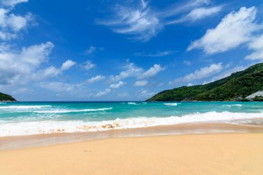 Sahilde güzel dalgalar, berrak sular, tatilde Andrea Denizi 'ndeki beyaz kumlar Phuket Tayland.