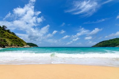 Sahilde güzel dalgalar, berrak sular, tatilde Andrea Denizi 'ndeki beyaz kumlar Phuket Tayland.