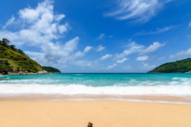Sahilde güzel dalgalar, berrak sular, tatilde Andrea Denizi 'ndeki beyaz kumlar Phuket Tayland.