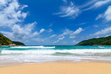 Sahilde güzel dalgalar, berrak sular, tatilde Andrea Denizi 'ndeki beyaz kumlar Phuket Tayland.