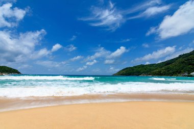 Sahilde güzel dalgalar, berrak sular, tatilde Andrea Denizi 'ndeki beyaz kumlar Phuket Tayland.