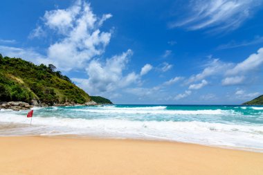 Sahilde güzel dalgalar, berrak sular, tatilde Andrea Denizi 'ndeki beyaz kumlar Phuket Tayland.