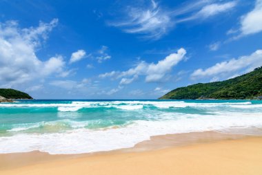 Sahilde güzel dalgalar, berrak sular, tatilde Andrea Denizi 'ndeki beyaz kumlar Phuket Tayland.