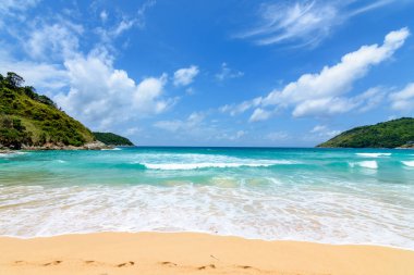 Sahilde güzel dalgalar, berrak sular, tatilde Andrea Denizi 'ndeki beyaz kumlar Phuket Tayland.