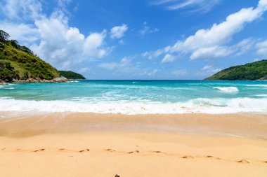 Sahilde güzel dalgalar, berrak sular, tatilde Andrea Denizi 'ndeki beyaz kumlar Phuket Tayland.