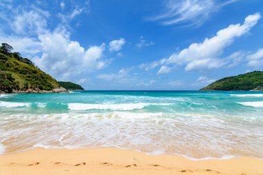 Sahilde güzel dalgalar, berrak sular, tatilde Andrea Denizi 'ndeki beyaz kumlar Phuket Tayland.