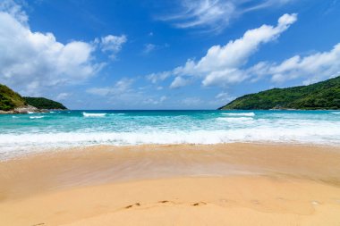 Sahilde güzel dalgalar, berrak sular, tatilde Andrea Denizi 'ndeki beyaz kumlar Phuket Tayland.