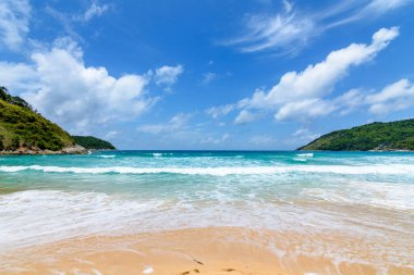 Sahilde güzel dalgalar, berrak sular, tatilde Andrea Denizi 'ndeki beyaz kumlar Phuket Tayland.