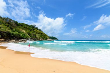 Sahilde güzel dalgalar, berrak sular, tatilde Andrea Denizi 'ndeki beyaz kumlar Phuket Tayland.