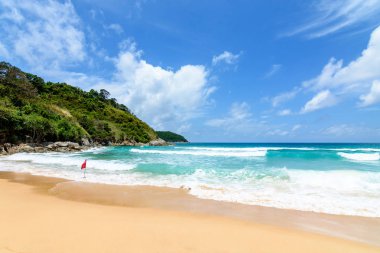 Sahilde güzel dalgalar, berrak sular, tatilde Andrea Denizi 'ndeki beyaz kumlar Phuket Tayland.