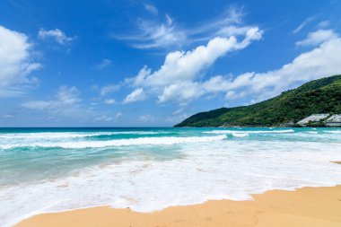 Sahilde güzel dalgalar, berrak sular, tatilde Andrea Denizi 'ndeki beyaz kumlar Phuket Tayland.