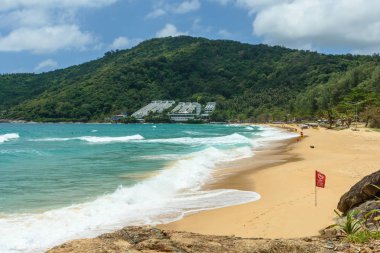 Sahilde güzel dalgalar, berrak sular, tatilde Andrea Denizi 'ndeki beyaz kumlar Phuket Tayland.