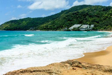 Sahilde güzel dalgalar, berrak sular, tatilde Andrea Denizi 'ndeki beyaz kumlar Phuket Tayland.