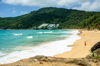 Sahilde güzel dalgalar, berrak sular, tatilde Andrea Denizi 'ndeki beyaz kumlar Phuket Tayland.