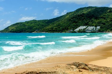 Sahilde güzel dalgalar, berrak sular, tatilde Andrea Denizi 'ndeki beyaz kumlar Phuket Tayland.