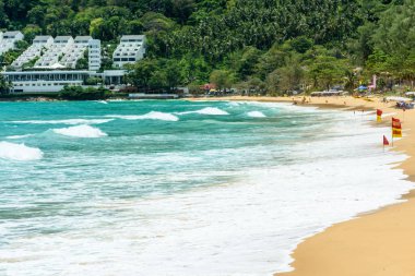 Sahilde güzel dalgalar, berrak sular, tatilde Andrea Denizi 'ndeki beyaz kumlar Phuket Tayland.