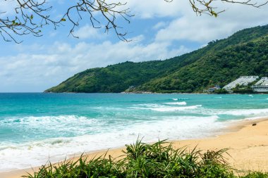Sahilde güzel dalgalar, berrak sular, tatilde Andrea Denizi 'ndeki beyaz kumlar Phuket Tayland.
