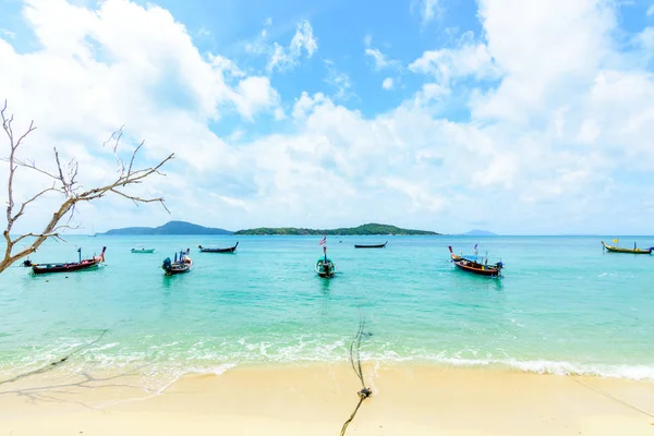 Sahilde güzel dalgalar, berrak sular, tatilde Andrea Denizi 'ndeki beyaz kumlar Phuket Tayland.