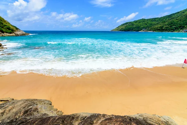 Sahilde güzel dalgalar, berrak sular, tatilde Andrea Denizi 'ndeki beyaz kumlar Phuket Tayland.
