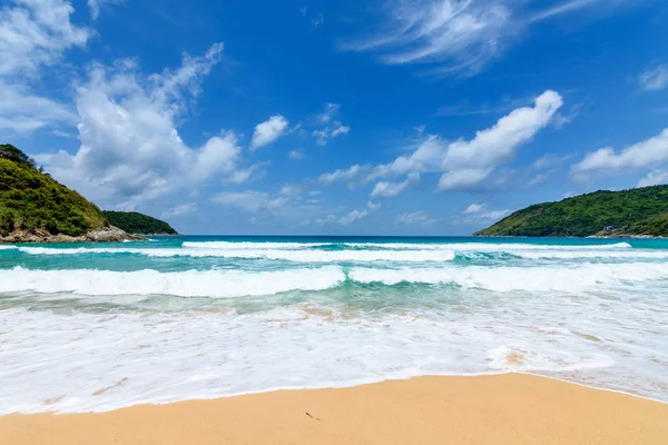 Sahilde güzel dalgalar, berrak sular, tatilde Andrea Denizi 'ndeki beyaz kumlar Phuket Tayland.