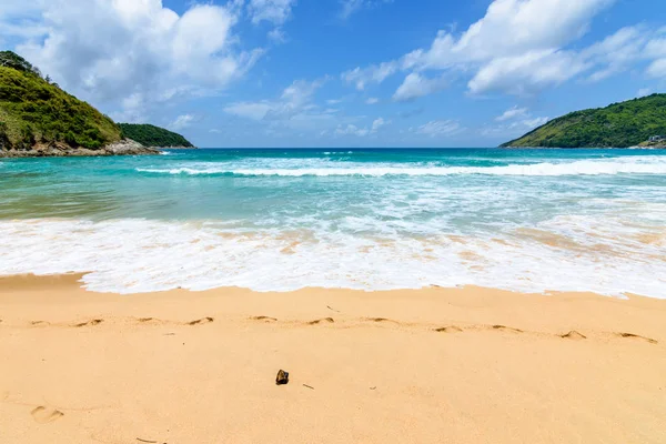 Sahilde güzel dalgalar, berrak sular, tatilde Andrea Denizi 'ndeki beyaz kumlar Phuket Tayland.