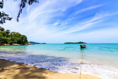 Sahilde güzel dalgalar, berrak sular, tatilde Andrea Denizi 'ndeki beyaz kumlar Phuket Tayland.