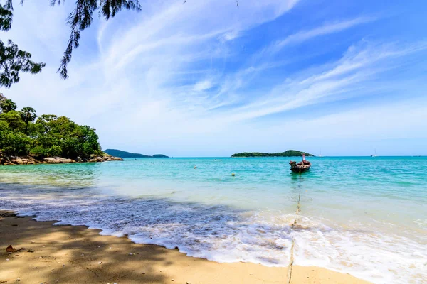 Sahilde güzel dalgalar, berrak sular, tatilde Andrea Denizi 'ndeki beyaz kumlar Phuket Tayland.