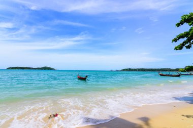 Sahilde güzel dalgalar, berrak sular, tatilde Andrea Denizi 'ndeki beyaz kumlar Phuket Tayland.