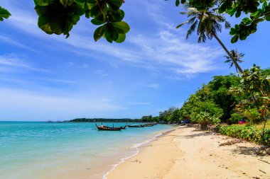 Sahilde güzel dalgalar, berrak sular, tatilde Andrea Denizi 'ndeki beyaz kumlar Phuket Tayland.