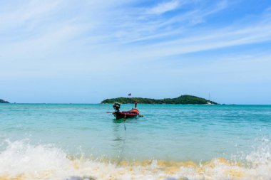 Sahilde güzel dalgalar, berrak sular, tatilde Andrea Denizi 'ndeki beyaz kumlar Phuket Tayland.