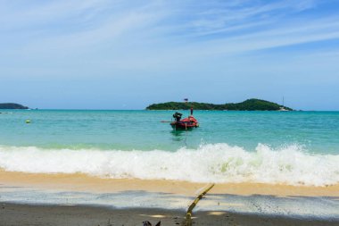 Sahilde güzel dalgalar, berrak sular, tatilde Andrea Denizi 'ndeki beyaz kumlar Phuket Tayland.