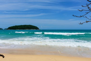 Sahilde güzel dalgalar, berrak sular, tatilde Andrea Denizi 'ndeki beyaz kumlar Phuket Tayland.
