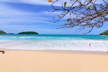 Sahilde güzel dalgalar, berrak sular, tatilde Andrea Denizi 'ndeki beyaz kumlar Phuket Tayland.