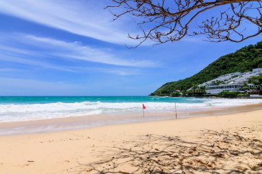 Sahilde güzel dalgalar, berrak sular, tatilde Andrea Denizi 'ndeki beyaz kumlar Phuket Tayland.